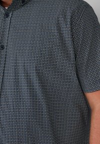 Korte mouwen shirt met een donkerblauwe achtergrond met een geometrisch wit patroon, knoopsluiting aan de voorkant en een gladde stofstructuur.