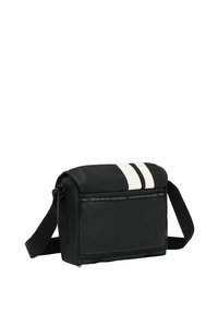 Borsa a tracolla nera realizzata con materiali riciclati, con due strisce bianche, chiusura a patta, tracolla regolabile e tasca frontale con zip.