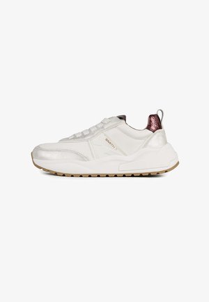 Sneaker bianco con accenti metallici argento, sovrapposizioni testurizzate, punta rotonda, design con lacci e suola in gomma con battistrada marrone.