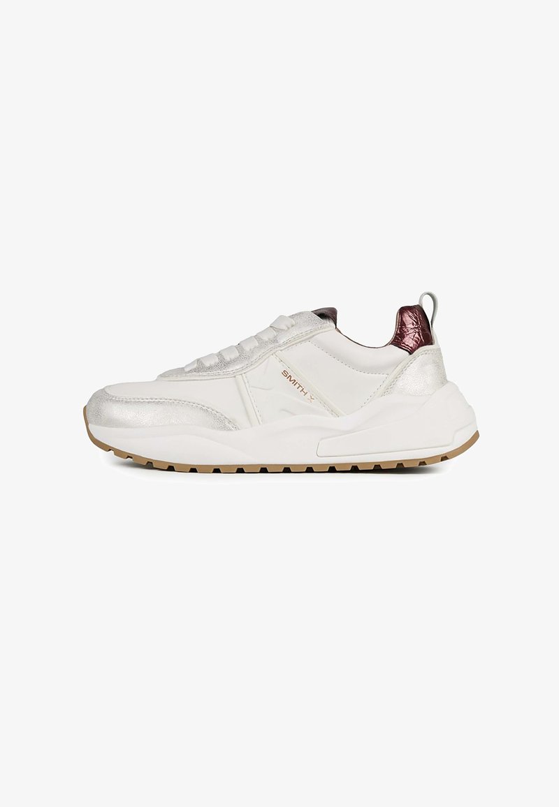 Sneaker bianco con accenti metallici argento, sovrapposizioni testurizzate, punta rotonda, design con lacci e suola in gomma con battistrada marrone.