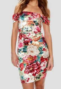 Robe florale à épaules dénudées ornée de grandes roses et de feuilles tropicales aux couleurs vives, avec une coupe près du corps et une texture brillante.