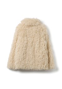 Beige flauschige Fleecejacke mit einer strukturierten Oberfläche und einem kleinen Kragen; lockere Passform, weicher Stoff, ohne sichtbare Beschläge oder Verschlüsse.