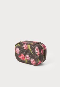 Bolsa rectangular negra con un patrón floral rosa y con cremallera dorada, presentada sobre un fondo blanco liso.