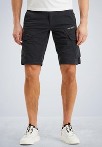 Pantalones cortos cargo negros hechos de una tela ligera. Las características incluyen múltiples bolsillos laterales, un corte recto y un mínimo de branding en la parte frontal.