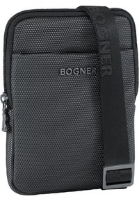 Čierna textilná crossbody taška s textúrovaným povrchom, so zipsom a ramenným popruhom s logom. Kompaktný obdĺžnikový dizajn.