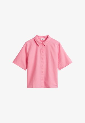 Effen roze kortermig overhemd met knopen en kraag, zes knopen aan de voorkant en een iets losse pasvorm.