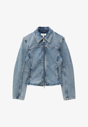 Lichtblauwe spijkerjas met ritssluiting aan de voorkant, lange mouwen, puntkraag en naden langs de borst en zijkanten.