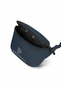 Marine canvas heupzak met een hoofdvak met rits, zwarte voering en een discreet logo op de voorkant. Inclusief verstelbare riem.