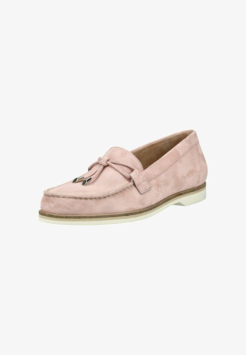 Mocasín de ante rosa con un lazo atado como adorno y detalles en plata, que presenta una textura suave y una suela de goma blanca. Diseño clásico sin cordones.