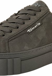 Baskets grises avec languette rembourrée, tige en daim texturé, bout arrondi et semelle épaisse en caoutchouc. Dotées de lacets et d'un logo sur le côté.