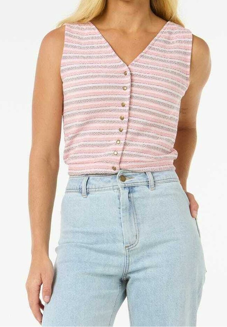 Udenærmet top i pink og hvid striber med V-udskæring og frontknaplukning, parret med lyseblå højtaljede jeans.