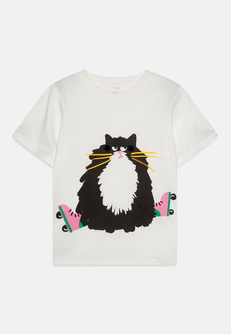 Camiseta blanca de manga corta con un gráfico de un gato negro y peludo con bigotes amarillos y patines rosas, sobre una tela suave.