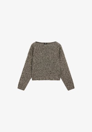 Chunky gebreide crewneck trui in zwart-wit gemarmerd garen met lange mouwen en geribde zoom en manchetten, plat gelegd op een witte achtergrond.
