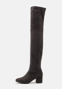 Stivale nero sopra il ginocchio realizzato in morbido suede, con tacco a blocco e un design aderente con sottili dettagli di cucitura.