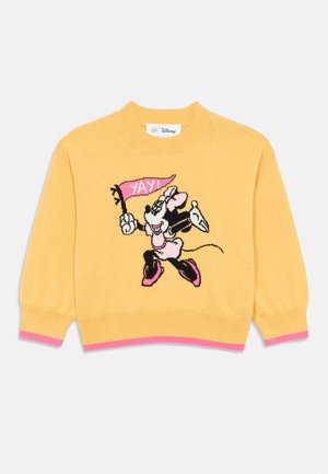Gul strikket genser med rosa detaljer, med en illustrasjon av en karakter som holder et rosa flagg med "YAY!" i fete bokstaver.