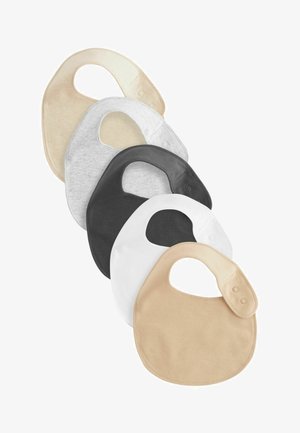 Vijf baby slabbetjes in beige, grijs, wit, zwart en licht heathergrijs; gemaakt van zachte stof, met een gebogen vorm en verstelbare drukknoopsluitingen.