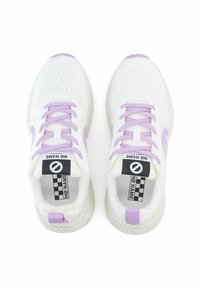 Weißes Sport-Schuhwerk mit lila Akzenten, strukturiertem Mesh-Obermaterial, flachen Schnürsenkeln und einer gesprenkelten Sohle. Schachbrett-Logo auf den Innensohlen.