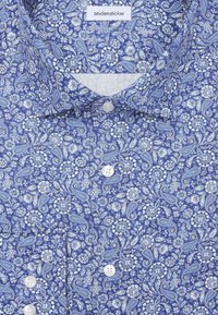 Camicia a maniche lunghe con stampa paisley floreale blu e bianca, dotata di colletto alla francese e bottoni bianchi.