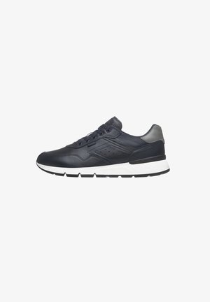Sneaker da uomo in pelle blu navy con suola bianca. Le caratteristiche includono punta arrotondata, lacci, dettagli perforati e un contrasti sul tallone.