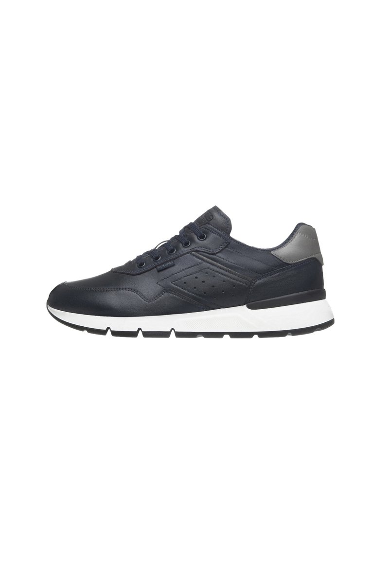 Baskets pour homme en cuir bleu marine avec une semelle blanche. Les caractéristiques incluent une pointe arrondie, des lacets, des accents perforés et un détail de talon contrastant.