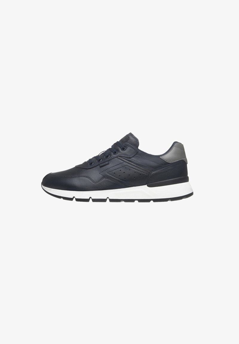 Herren-Sneaker aus navy Leder mit einer weißen Sohle. Zu den Merkmalen gehören eine abgerundete Spitze, Schnürsenkel, durchbrochene Akzente und ein kontrastierendes Fersenelement.