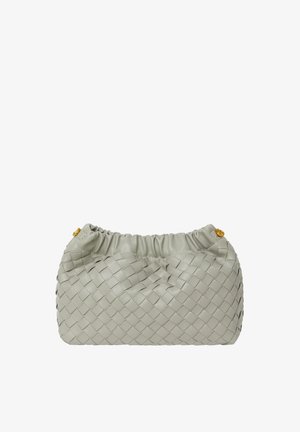 Gewebte graue Ledertasche mit gerafftem Oberteil und goldenen Akzenten. Sie hat eine rechteckige Form und eine glatte Textur, ideal für den Freizeitgebrauch.