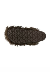 Tmavě hnědá chlupatá bačkora s texturovanou gumovou podrážkou s hexagonálním vzorem a třásněmi podél okrajů.