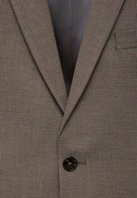 Bruine geruite blazer met notch-revers, enkele knoopsluiting aan de voorkant en een borstzak. Glad materiaal met subtiele patroondetails.