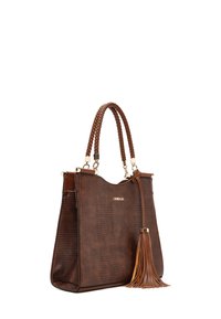 Bruine nepleather handtas met een gestructureerde afwerking, gevlochten handvatten, gouden hardware en een lange decoratieve franjer die eraan is bevestigd.