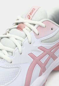 Weißer Sportschuh mit rosa Akzenten, ausgestattet mit einem strukturierten Obermaterial, gestreiftem Design an der Seite und traditioneller Schnürung.