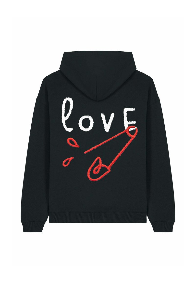 Felpa nera con cappuccio caratterizzata dalla scritta "love" in lettere bianche testurizzate e un grafico di una spilla di sicurezza rossa sulla schiena. Classica tasca a canguro e cappuccio con coulisse.