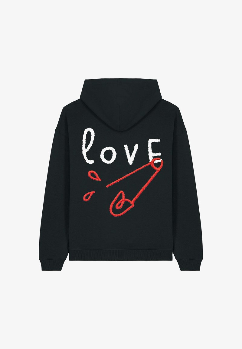 Sweat à capuche noir avec le mot "love" en lettres blanches texturées et un graphique d’épingle de sécurité rouge dans le dos. Poche kangourou classique et capuche avec cordon de serrage.