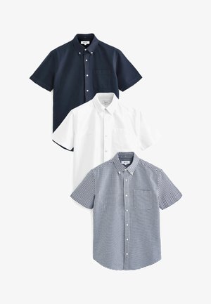 Tre camicie a maniche corte con bottoni: una blu navy, una bianca e una a scacchi blu navy. Tutte presentano colletto e tasche sul petto; realizzate in tessuto liscio.