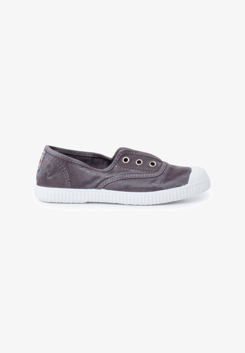 Graue Leinenschlupferschuhe mit weißer Gummisohle und Zehenkappe. Besitzt Ösen an den Seiten und eine strukturierte Überzug für besseren Halt.