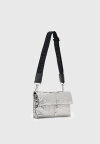 Borsa a tracolla metallica argento con patta pieghevole, dotata di una tracolla nera regolabile con il logo "ALLSAINTS" e elementi in metallo argentato.