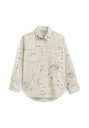 Chemise crème à manches longues avec boutons, ornée de texte manuscrit, de gribouillis, de cœurs, d'étoiles et d'épingles sur le col, dont un logo parapluie rouge et blanc.