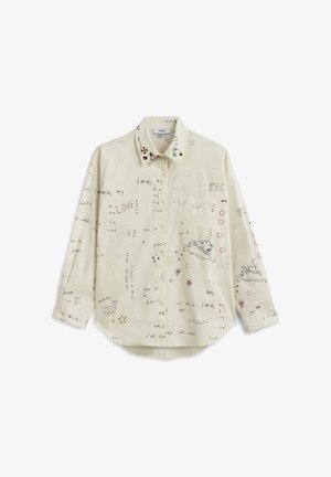 Roomkleurig overhemd met lange mouwen en knopen, bedrukt met handgeschreven tekst, krabbels, harten, sterren en spelden op de kraag, waaronder een rood-wit paraplu-logo.