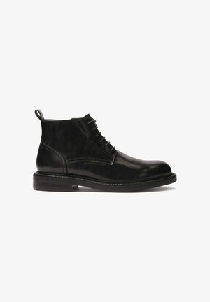 Bottines en cuir noir avec une finition lisse, dotées d'un laçage sur le devant, d'un bout arrondi et d'un talon bas robuste pour plus de durabilité.