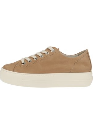 Beige Leder-Sneaker mit runder Zehenpartie, weißer Gummiplattformsohle und flachen beigen Schnürsenkeln. Verfügt über Metallösen und eine detailreiche Stichverarbeitung.
