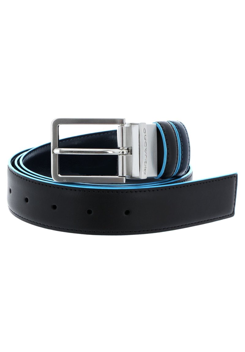 Cinturón de cuero negro con costuras azules y bordes de la correa. Presenta una hebilla de metal plateado en forma rectangular y múltiples agujeros de ajuste.