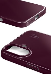 Viininpunainen puhelimen kuori, jossa kiiltävä viimeistely, tarkat aukot kameralle ja porteille sekä kohokuvioitu teksti "IDEAL OF SWEDEN".