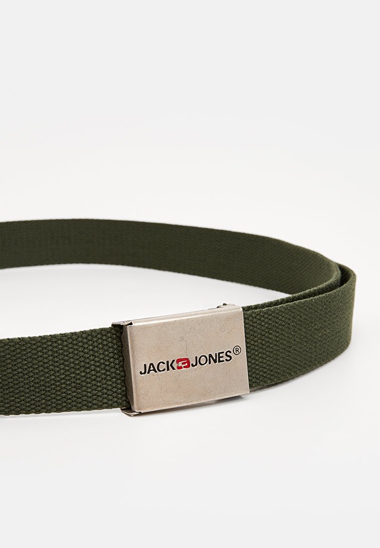 Ceinture tissée olive avec une boucle en métal argenté gravée du nom de la marque "JACK & JONES", arborant un design rectangulaire élégant.