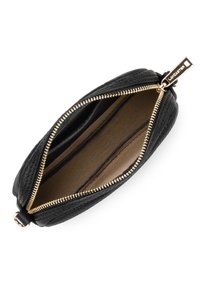 Busta in pelle nera con una texture intrecciata, cerniera dorata e interno beige. Presenta scomparti interni per un'organizzazione ottimale.