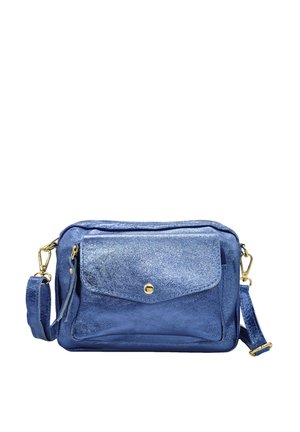 Petit sac bandoulière métallique bleu avec poche avant à rabat, bouton-pression doré, sangle réglable et garniture dorée sur fond blanc.