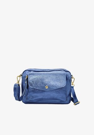 Petit sac bandoulière métallique bleu avec poche avant à rabat, bouton-pression doré, sangle réglable et garniture dorée sur fond blanc.