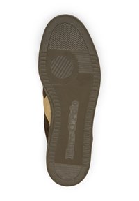 Podeszwa buta z teksturowej gumy w kolorze brązowym, z poziomymi i pionowymi wzorami, tłoczonym logo i zaokrąglonym kształtem.