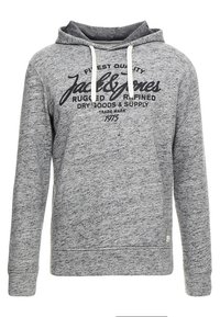 Sudadera gris de tela suave, con capucha ajustable y un bolsillo canguro en la parte frontal. Estampado de texto en negro a lo largo del pecho.