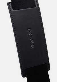 Calvin Klein RHOMBUS QUILT XL CROSSOVER UNISEX - Skulderveske - black