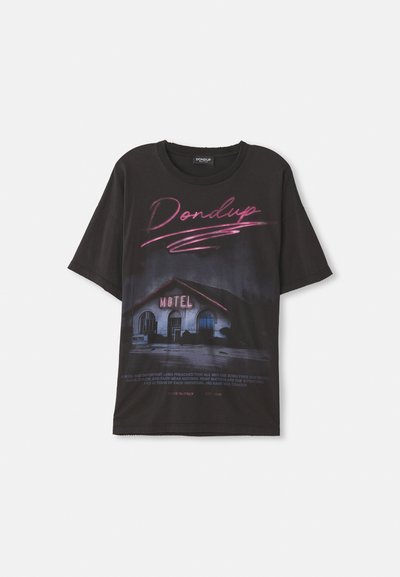 Svart t-skjorte med grafikk av et motell med rosa og hvit tekst. Korte ermer og avslappet passform, laget av bomull. Teksten inkluderer merkevarenavn.