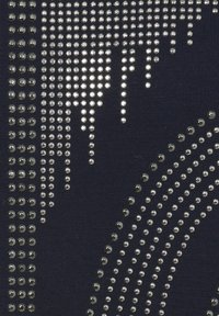 Marine stof versierd met zilveren studs, met een patroon van cascaderende lijnen en krommen, dat een gestructureerd, decoratief ontwerp creëert.
